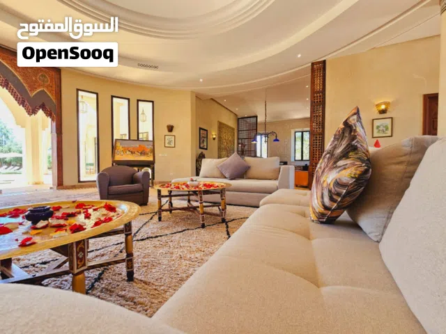 فيلا فاخرة للإيجار اليومي في مراكش مع مسبح خاص.