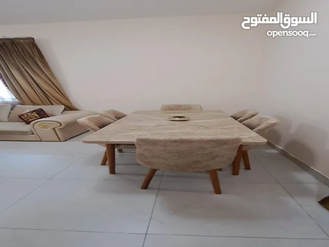 الشارقة التعاون برج حميد مقابل فندق اوريانا غرفتين وصاله مساحه كبيره ومطبخ فيه جميع الاغراض وحمامي