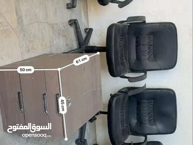 مكتب طاولتين و4 كراسي وكمودينا للبيع بالكامل نظيفه ما يشكو من اي عيوب