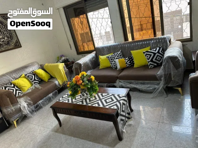 للبيع بداعي التجديد، طقم كنب بحالة ممتازة استعمال بسيط ومحافظ عليه (الأثاث ما يزال مغطى بالنايلون)