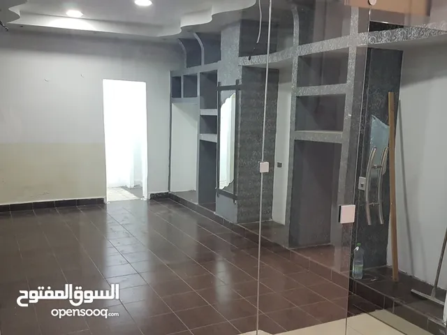 محل تجاري للاجار - داخل العماره - للخدمات - شارع بغداد - وسط السوق