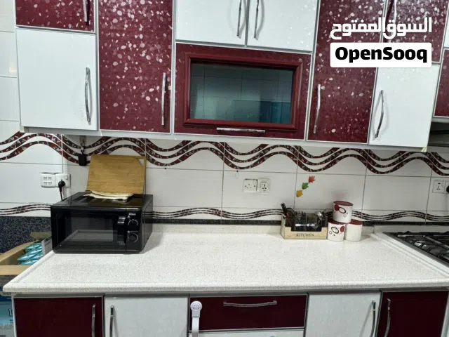 كاونتر مستعمل نظيف جداً مابي اي عيوب الخارجhdf والداخل المنيوم والسطح مرمر صناعي السعر بي مجال