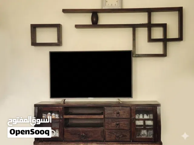 طاولة تلفزيون مع ديكور حائط للبيع