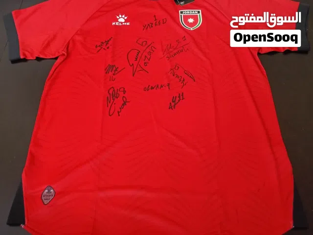 بلوزة أصلية موقّعة من 9 لاعبين من منتخب الأردن