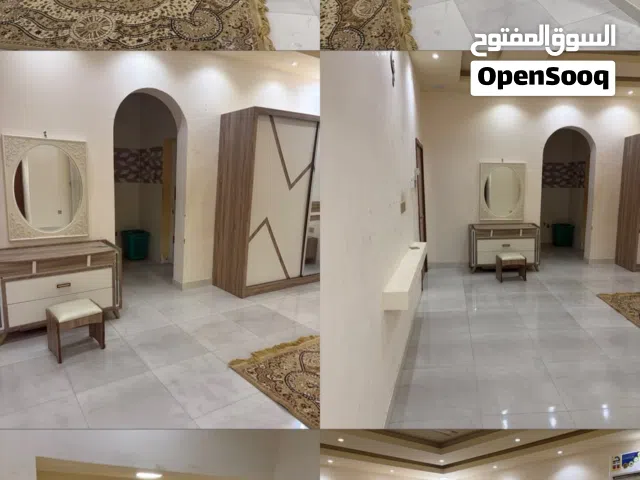 يوجد خدمات مثل مطاعم وكي الملابس وسوبر ماركت