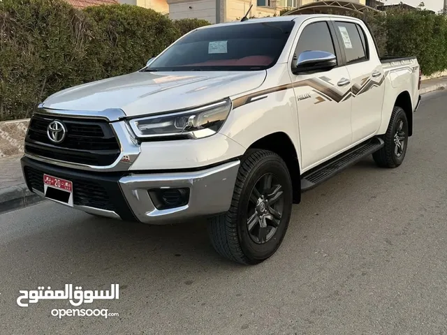 تويوتا هايلوكس 2024 اوتوماتيك جديد جداً بحالة الوكالة وتحت ضمان الوكالة صبغ وكالة بدون جوادث