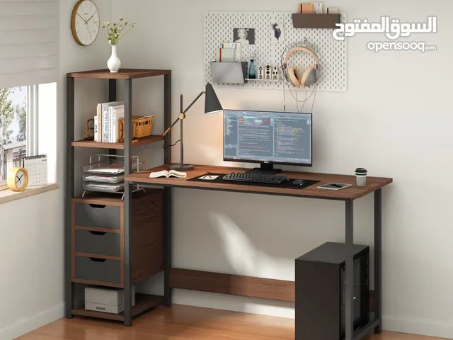 ميز مكتبي بتصميم وشكل انيق