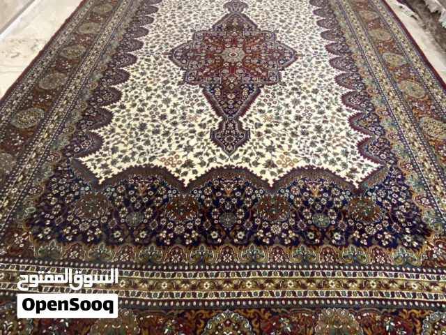 عندي زولية للبيع 2 ونص في 3 ونص مال صالة اخت الجديدة مستعملة شتوية فقط وثخينة ولونها جميل جدا