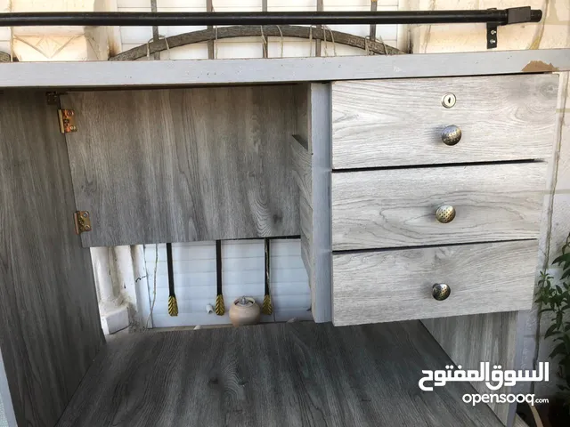 مكتب لون رمادي