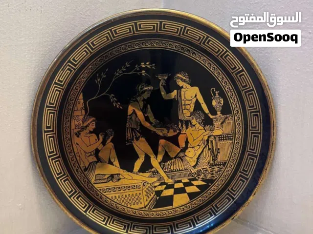 طبق يوناني مزخرف بماء الذهب