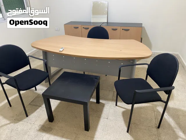 مكتب مع ملحقاته مستعمل للبيع  السعر 100 دينار