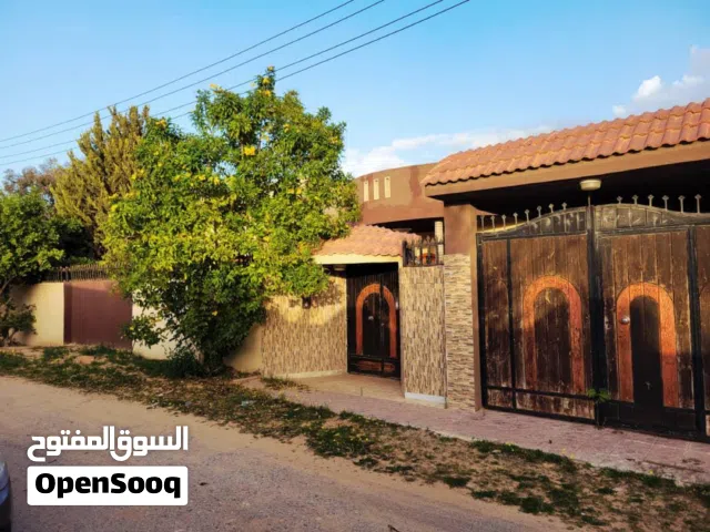 فيلا واسعة للبيع في عين زارة الكحيلي أرض 500م ومسقوف 250م – فرصة ممتازة الوصف: