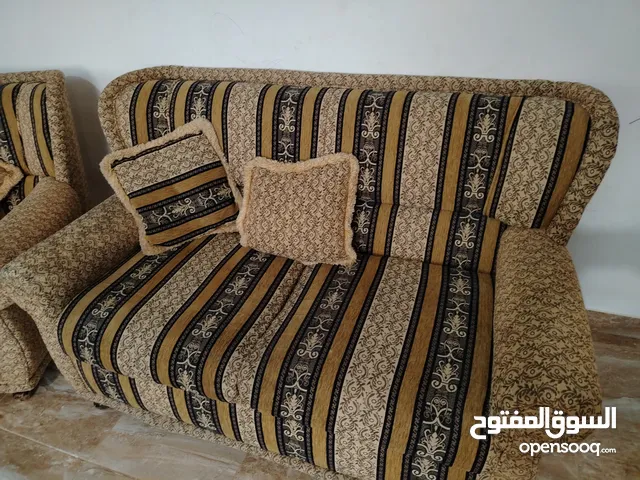 طقم كنب نضيف نصيف للبيع المستعجل 100 دينار