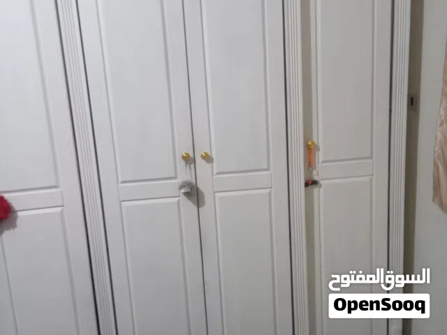 خزانه خشب لاتيه بحاله ممتازه  ما فيها ولا خدش