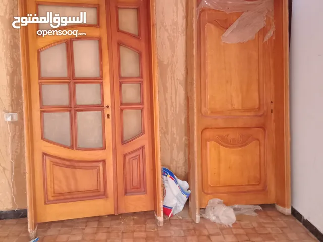 متوفر باب خارجي عدد 2و أربعة داخلياًت و رواشن 12 بي السرانتي نوع الخشب موجود