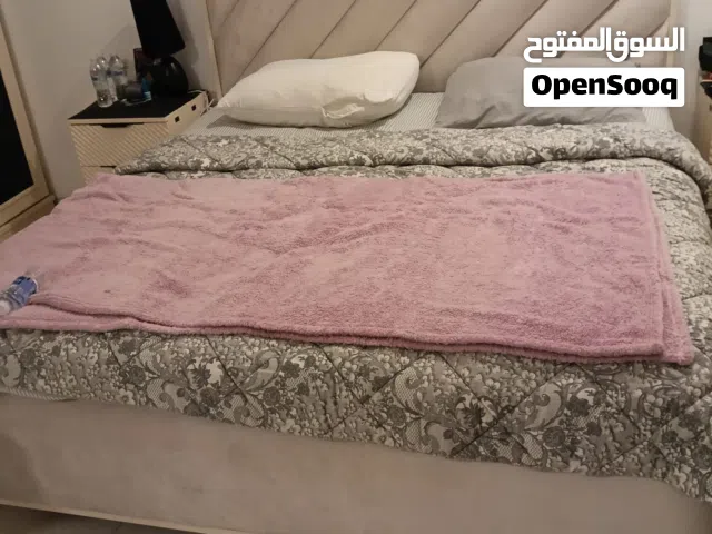 سرير وكبت حاله نظيفه