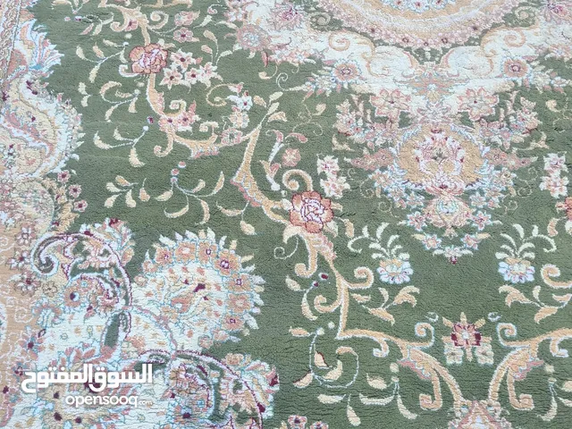 سجادة ثقيله جدا مستعمله بحاجه للغسيل مقاس 3X4 تركي اصلي لونه اخضر فاتح وبيج صويلح لجادين