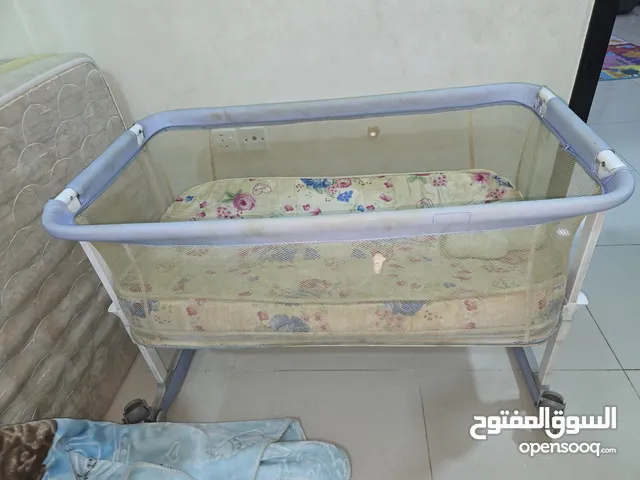 we r selling baby cot