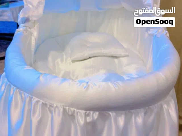 سرير اطفال شبه جديد للبيع