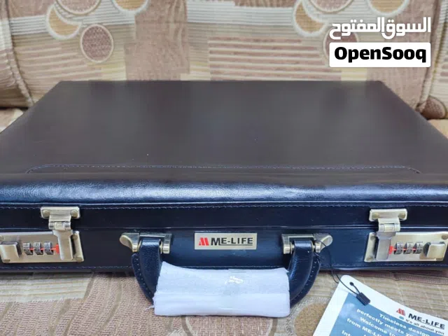 حقيبة جلد برقم سري