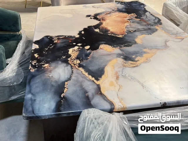 طاولات وكراسي جديدة