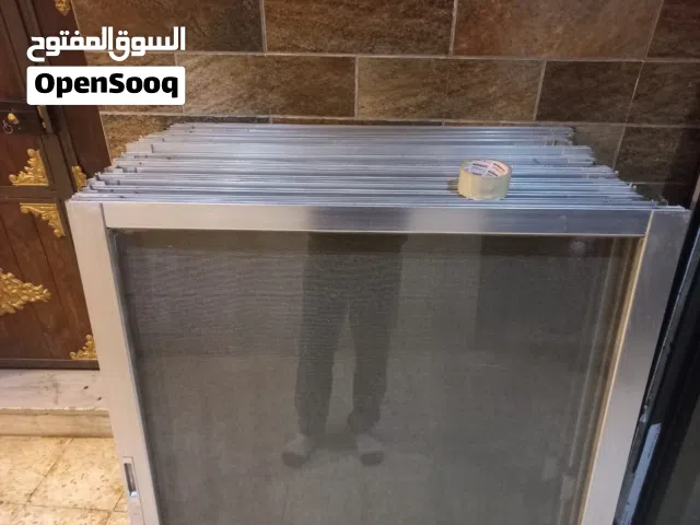 شبابيك المنيوم مستعمل لون فضي مع جميع الكسسوارات والمنخل بحال الوكاله عدد 20