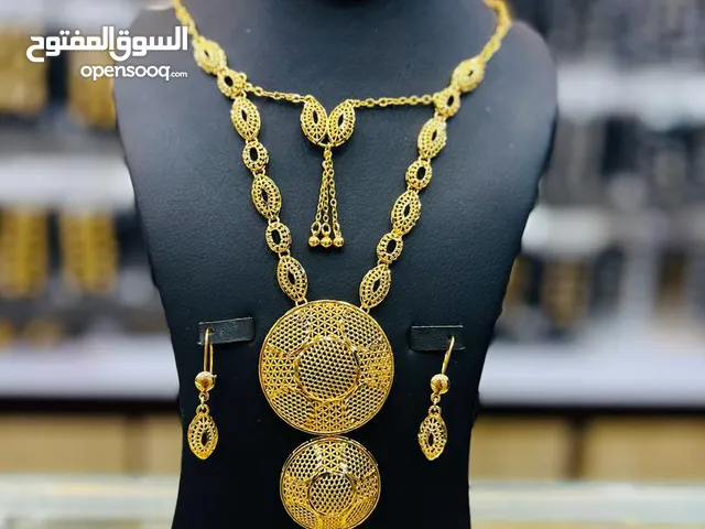 طقم مجوهرات مطلي بالذهب
