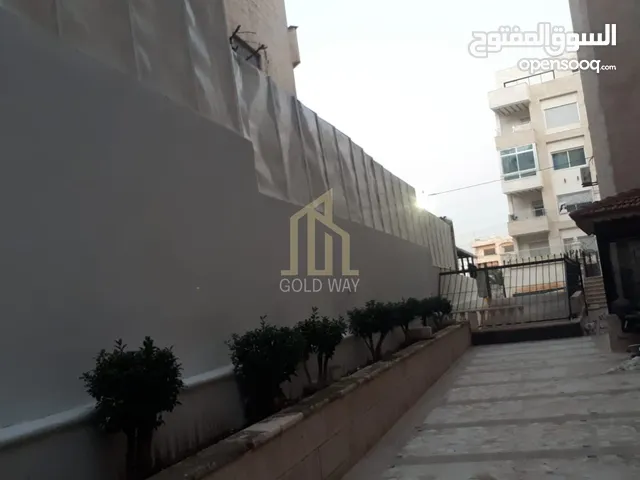 شقة أرضية مميزة 400م في أرقى مناطق الشميساني/ ref 1993