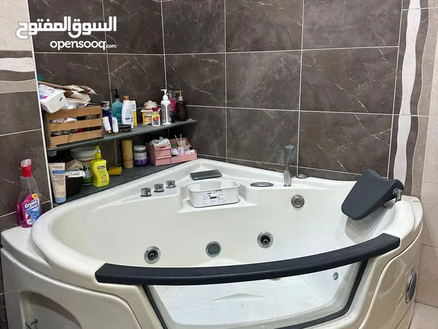 جاكوزي نصف دائري