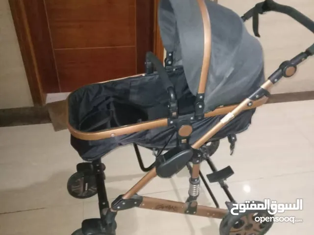 عربة أطفال مكونة من قطعتين