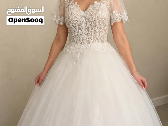 فستان العروس مع الطرحه مستخدم ساعه فقط