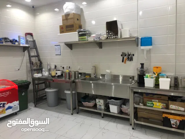 للبيع محل عصائر قائم وشغال في الخوض مع كامل تجهيزاته