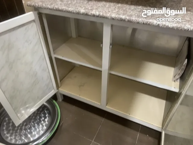 للبيع مطابخ نظيفة جداً+ كبت تخزين كبير