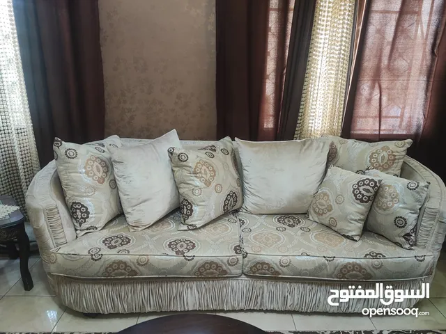 طقم كنب عدد 4 مع 5 طاولات خشب أنيق – بحالة ممتازة