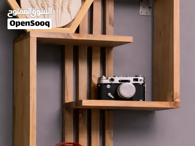 رف خشبي جداري عصري بتصميم هندسي أنيق – جودة عالية