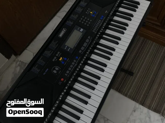 بيانو كهربائي مميز للبيع مع ستاند طويل