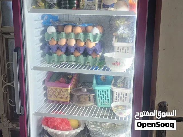 ثلاجة عارضة للبيع تشتغل وكلشي مابيها