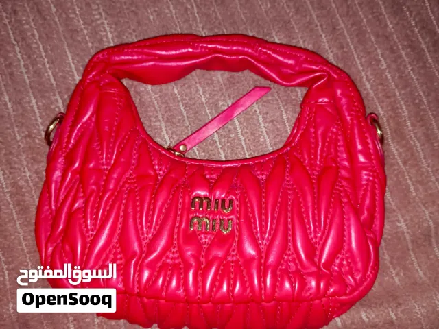 حقيبة يد او كتف... ماركة miu miu اصلية جديدة مع كارت الضمان