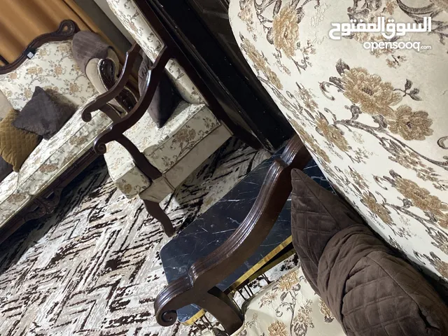 طقم كنب 7مقاعد مستعمل ونضيف بحالة جيدة خشب زان الموقع البيادر