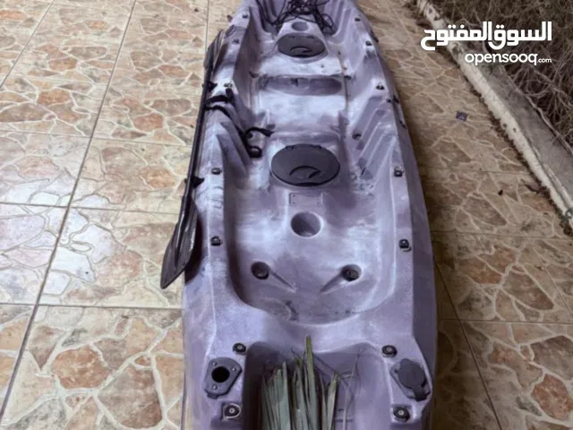 قارب م يشكي من شيء شوف الوصف الحق القارب كبير ووممتاز مصنوع من اقوى شركات للكياك الحق م تلحق الوصف