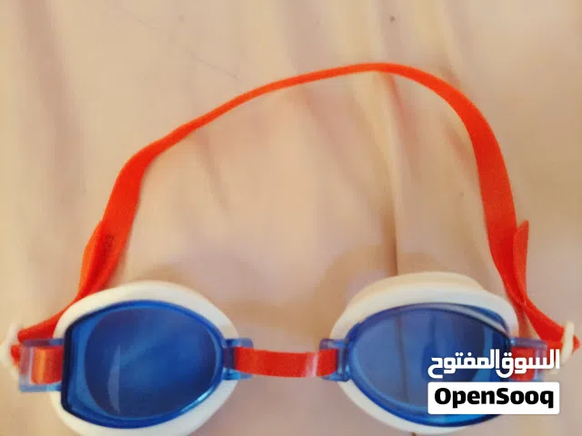 نظارة مستعملة بحالة ممتازة
