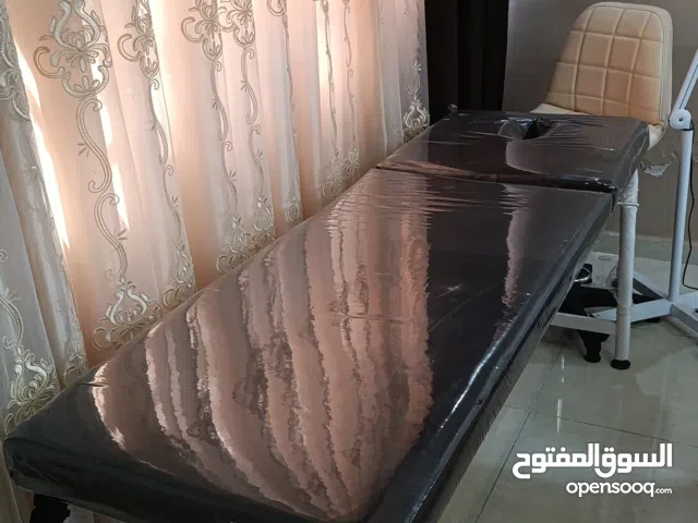 سرير مع اضاءة بعدسة مكبرة