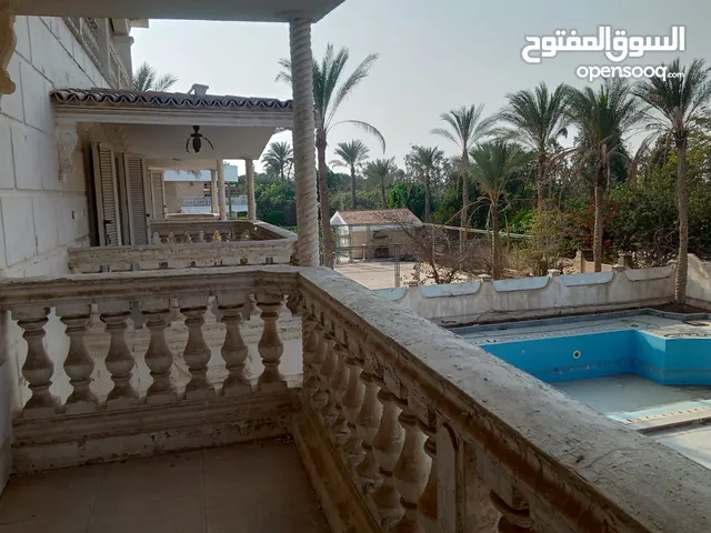 فيلا( قصر ) للبيع لاتعوض على ثلاث نواصى بكموند الطلائع تابعه لجهاز العبور بعد الشروق ب 5ك