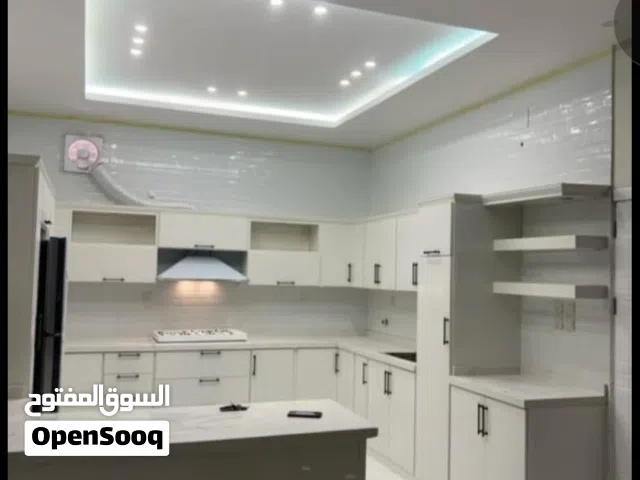 معلم المنيوم للاعمال المنيوم ودواليب المطابخ  شغلي في. مجمع ورش. او محلات كبيره
