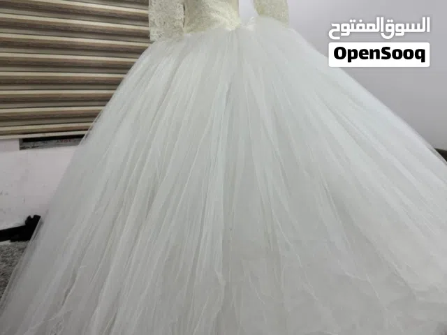 فستان زفاف ملبوس مره وحده نضيف كلش ويوجد خدمه توصيل لجميع بغداد