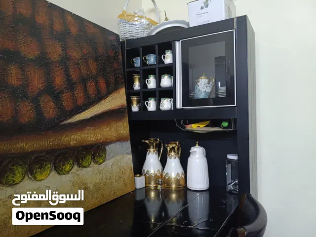 دولاب اواني مع كراسي في حالة جيدة  استعمال سنة  موديل جديدة وحجم الدولاب وسط