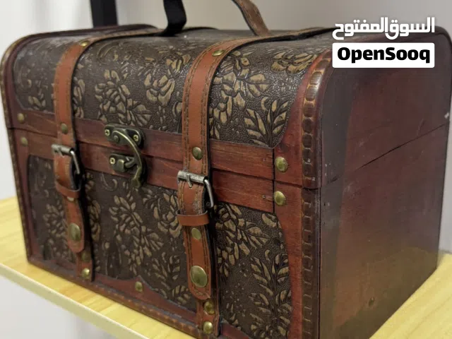 صندوق انتيكا جميل بشكل انيق مصنوع من الخشب والجلد ( اقرا الوصف )