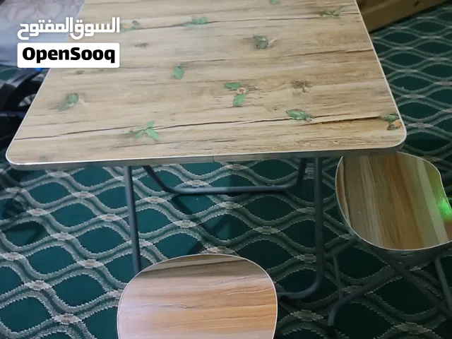 طاوله،جديده،،مربعه،خشب،وقواعد،حديدمع 2كراسي