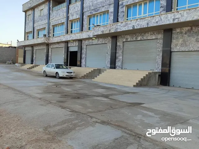 مبنى تجاري للإيجار موقع ممتاز (صالة بطابقين وبدروم) مزدوج الجزيرة مباشرة