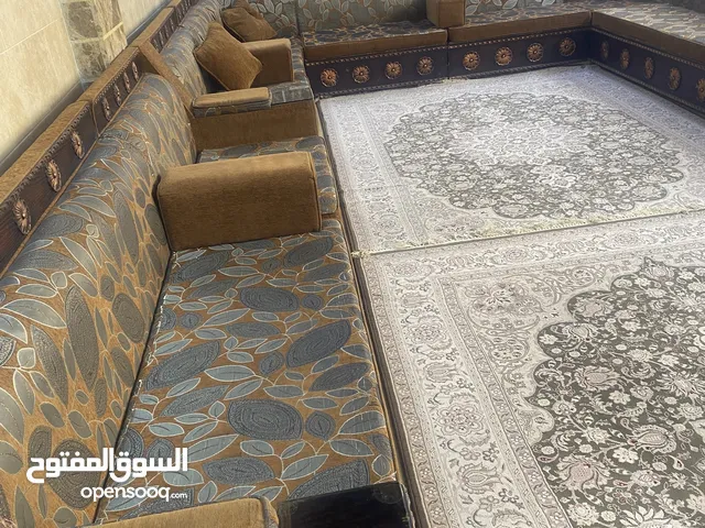 جلسة خليجية تفصيل خشب لاتيه 25 مقعد مشغولة بعناية بحالة ممتازة